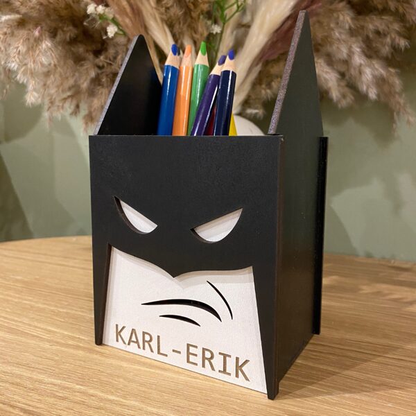 Nimeline pliiatsihoidja Bat